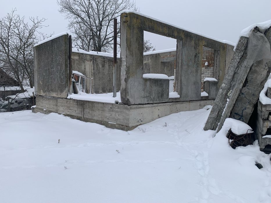 Продам земельну ділянку з недобудованим будинком