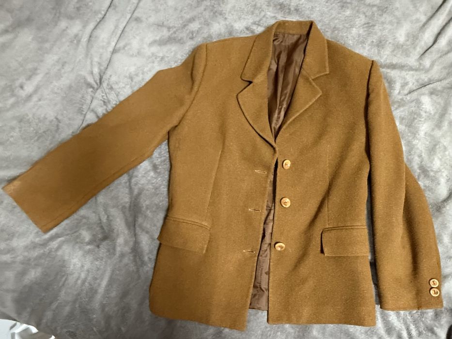 Віддаю безкоштовно 2 теплі піджаки для дівчини 40-42 розміру