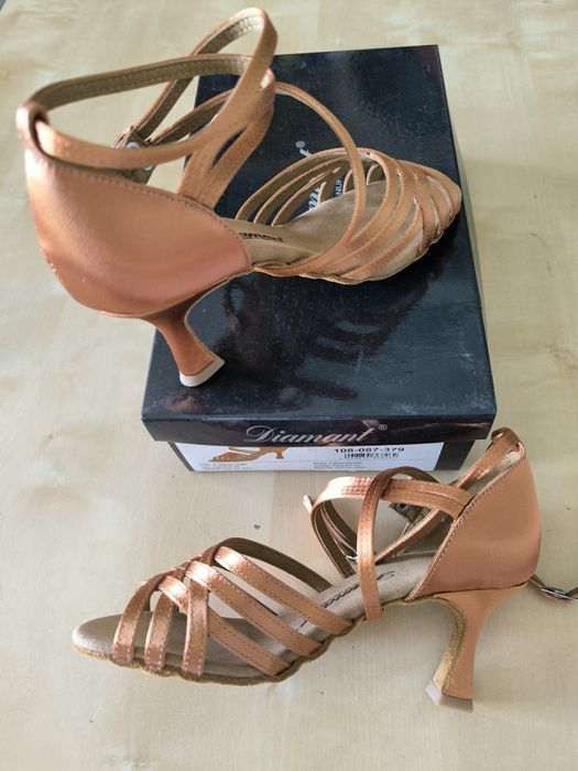 Sapatos de dança de senhora NOVOS, número 36