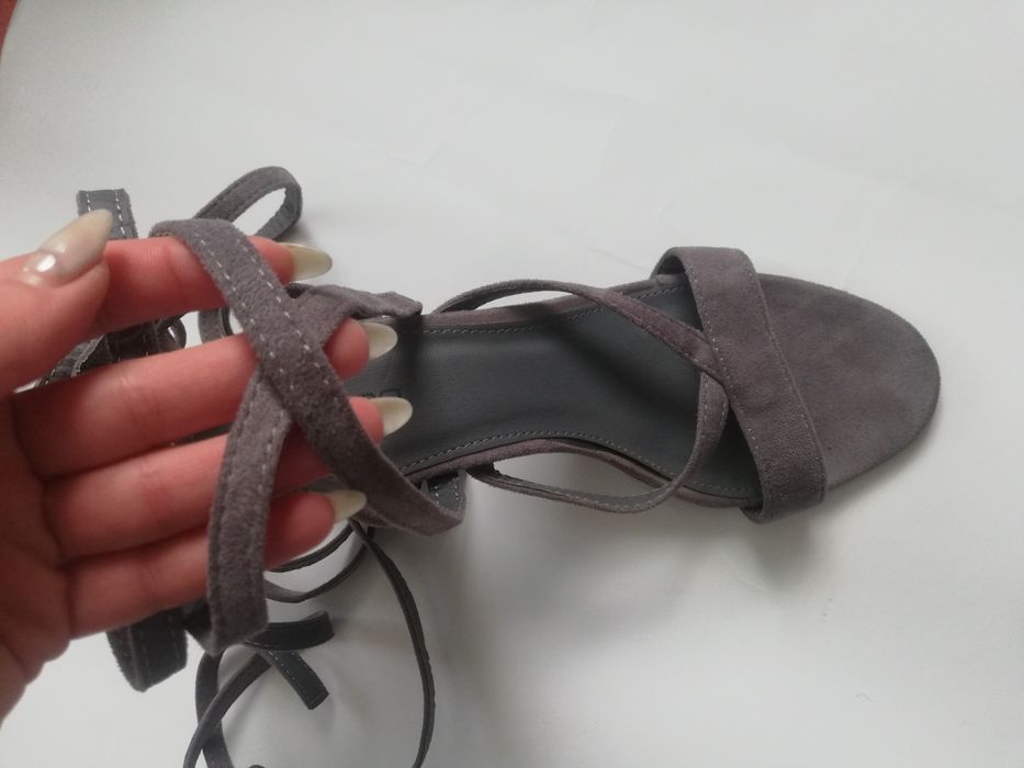 Босоножки на завязках