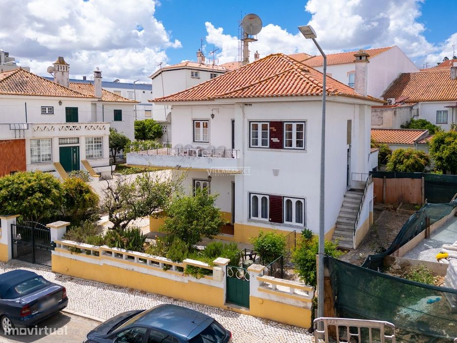 Apartamento T2 inserido no 1º andar de uma moradia bi familiar situada