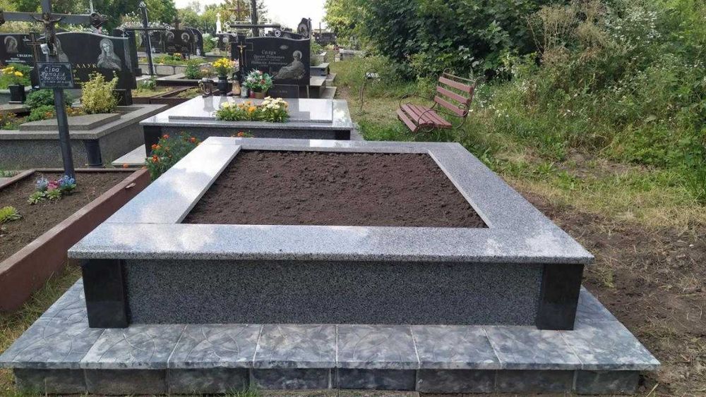 Пам'ятники з граніту.