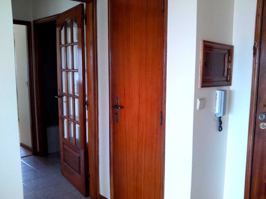 Particular arrenda T2 em São Vicente, Rua Fonte do Mundo