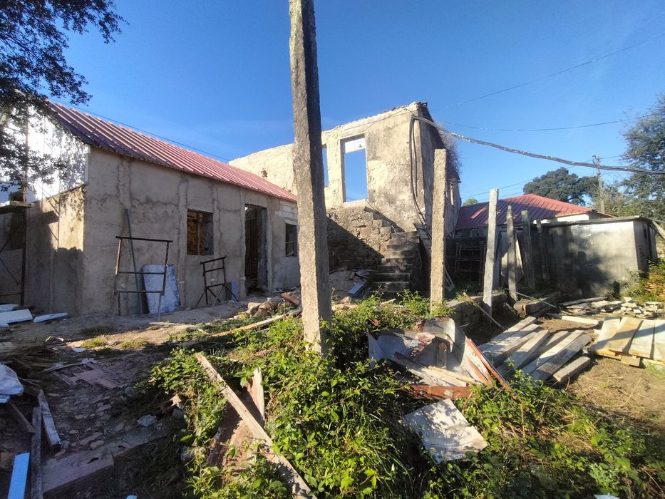 Prédio com 7 ou 8 habitações para recuperar em Pindelo