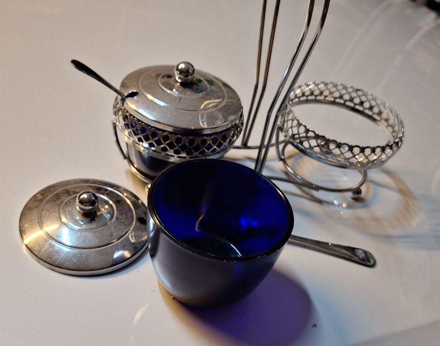 Molheira antiga em metal e vidro fosco