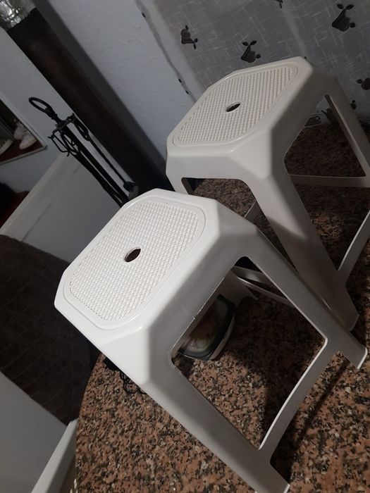 Banco de plástico branco e preto