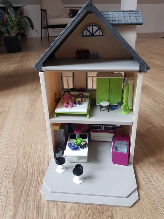 Domek Playmobil z mebelkami i lalkami