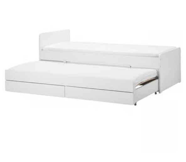 Cama com gavetão e gavetas.