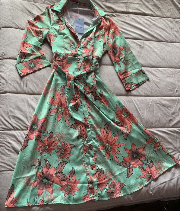 Vestido florido, comprido, com manga evasê