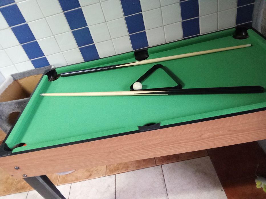 Mesa com vários jogos