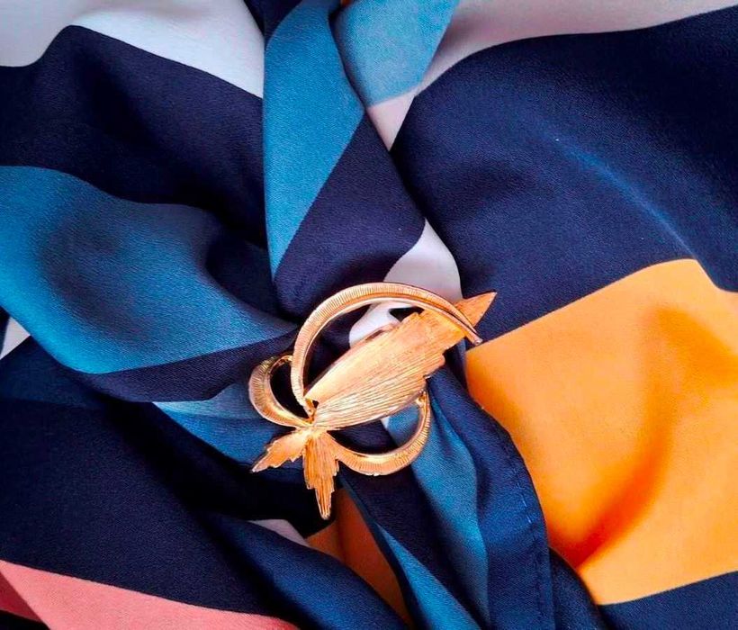 Wyjątkową, ekskluzywną broszkę w kształcie liścia