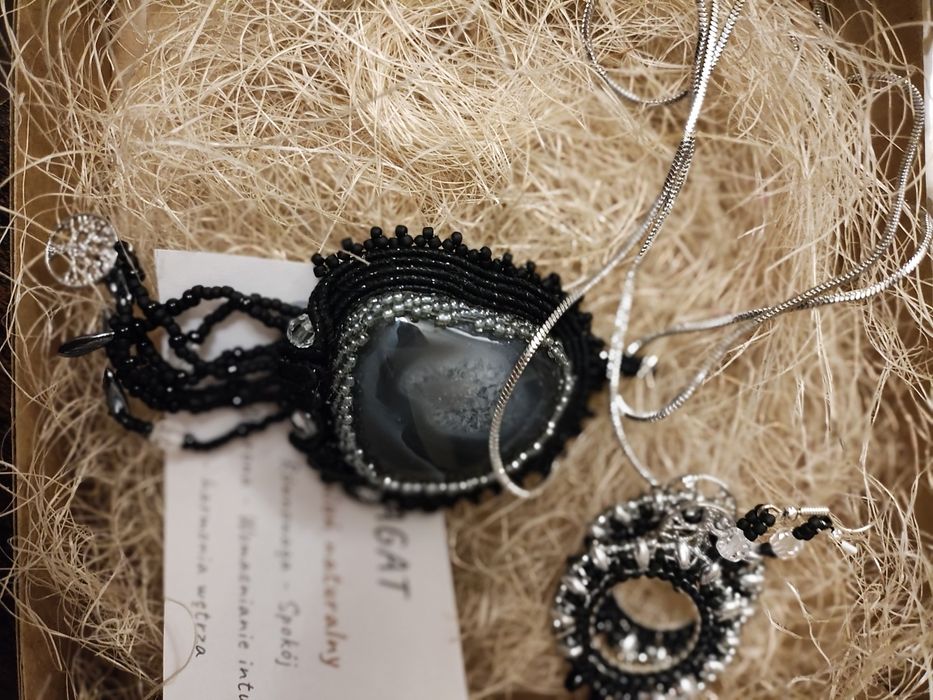 Wisior z naturalnym kamieniem AGAT z kolczykami z koralików. Handmade