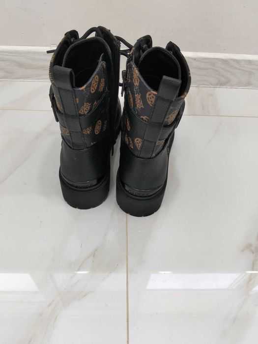Взуття жіноче Guess