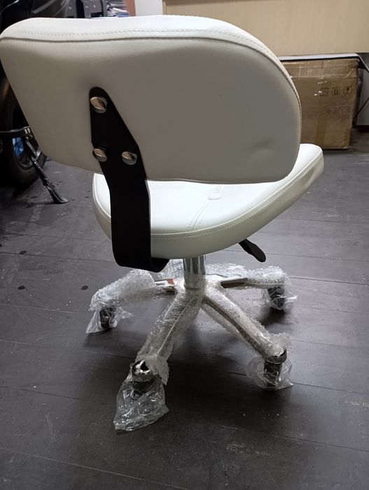 Стул для мастера косметолога