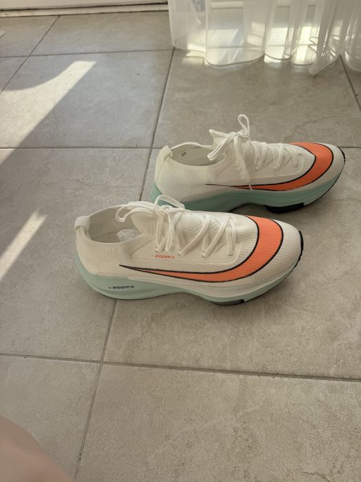 Бігові кросівки