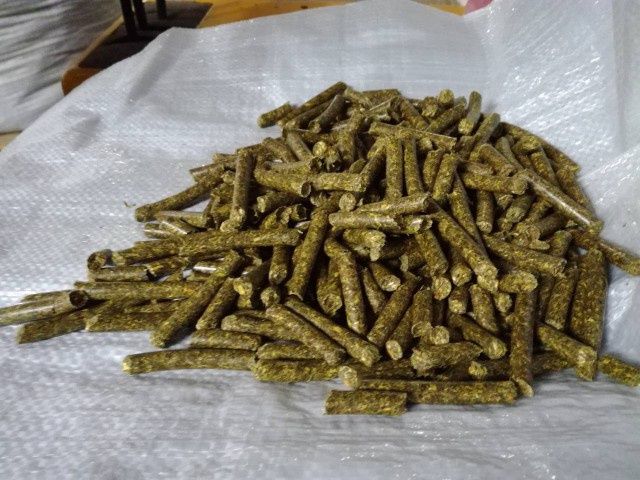 Люцерна в гранулах жом комбікорм для кролів сухе молоко сіно гранульов