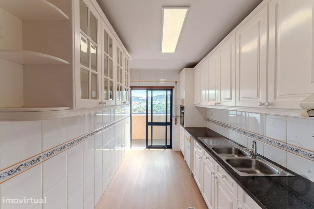 Apartamento T2  remodelado, varandas com vista desafogada, arqueamento