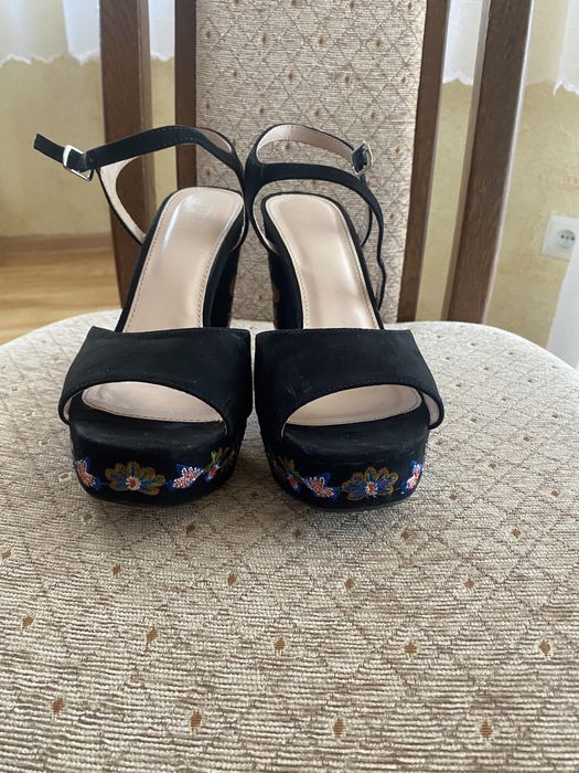 Sandały na platformie