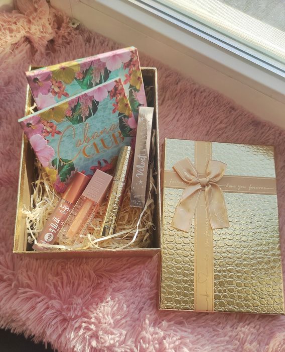 Розкішний подарунковий набір косметики декоративної Colourpop