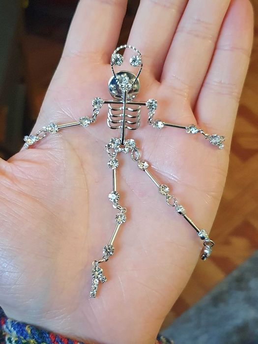 Pregadeira / broche/ alfinete / pin esqueleto articulado prateado