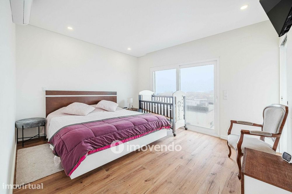 Moradia T3+1 moderna e exclusiva, com garagem e jardim, em Porto Salvo