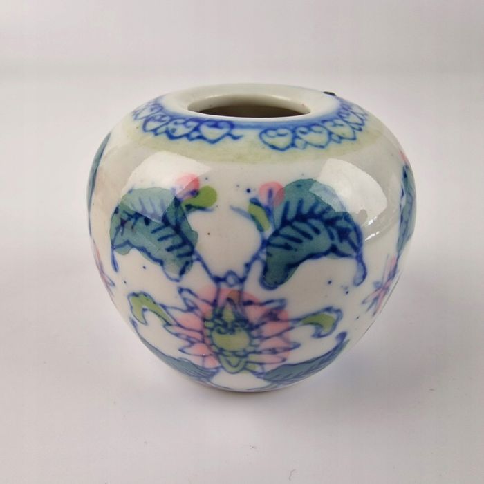 Chiński wazonik lub świecznik