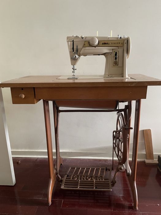 Máquina Singer 411G antiga a pedal