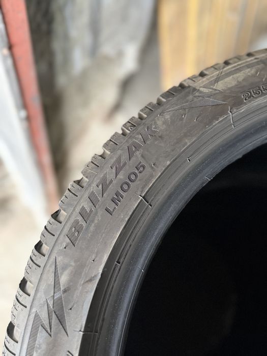 255/40-19 Bridgestone blizzak шини