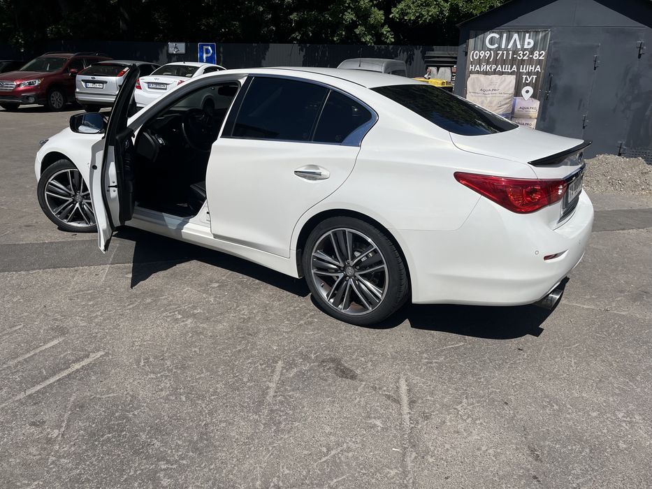 Infiniti q50 2014 року
