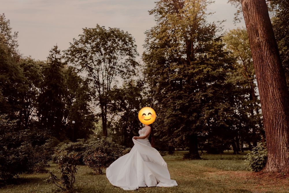 Suknia ślubna Oksana Mukha Margaritte ze zjawiskowym trenem. Satynowa.