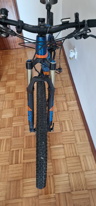 Vendo bicicleta btt em Carbono marca Giant tamanho S como nova.