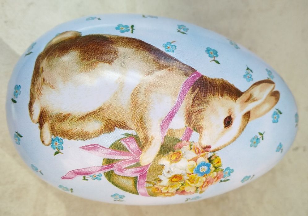 Lata metálica antiga com o formato de um ovo