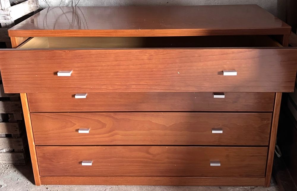 Comoda de madeira.