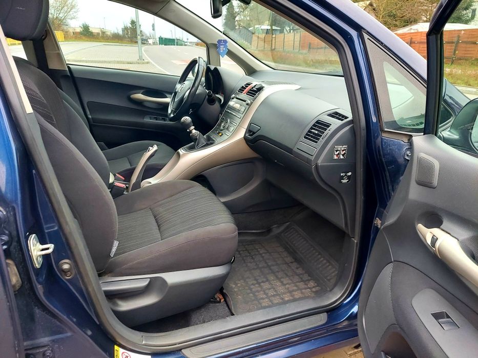 Toyota Auris 2.0 ON  Alu Climatronic KeyLess Tempomat  Hak