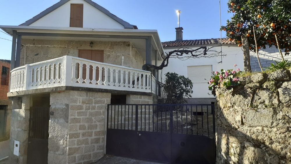 Moradia Rústica T4 com logradouro, jardim e anexos