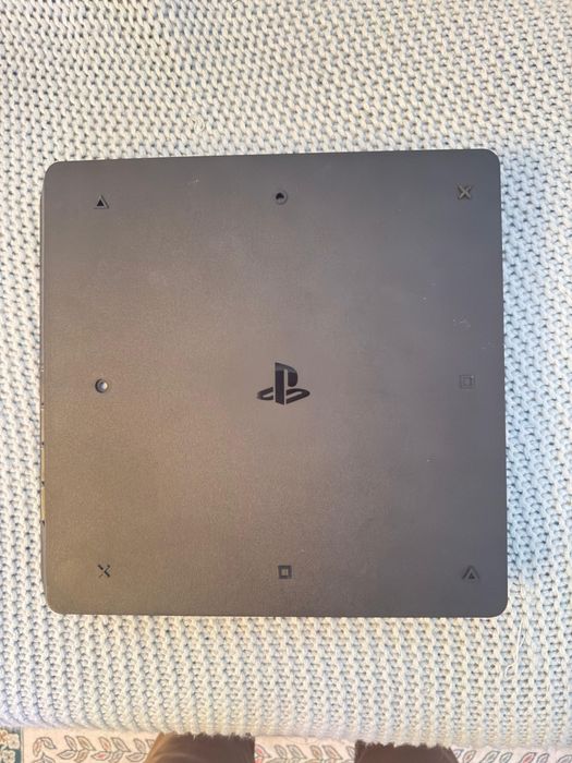 PS4 com 2 comandos
​Preço: 180 €
​Descrição: