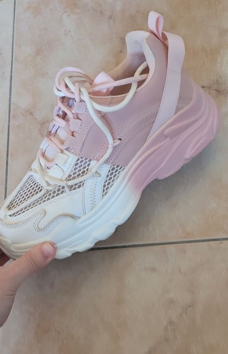 Ténis Rosa-Branco utilizados poucas vezes