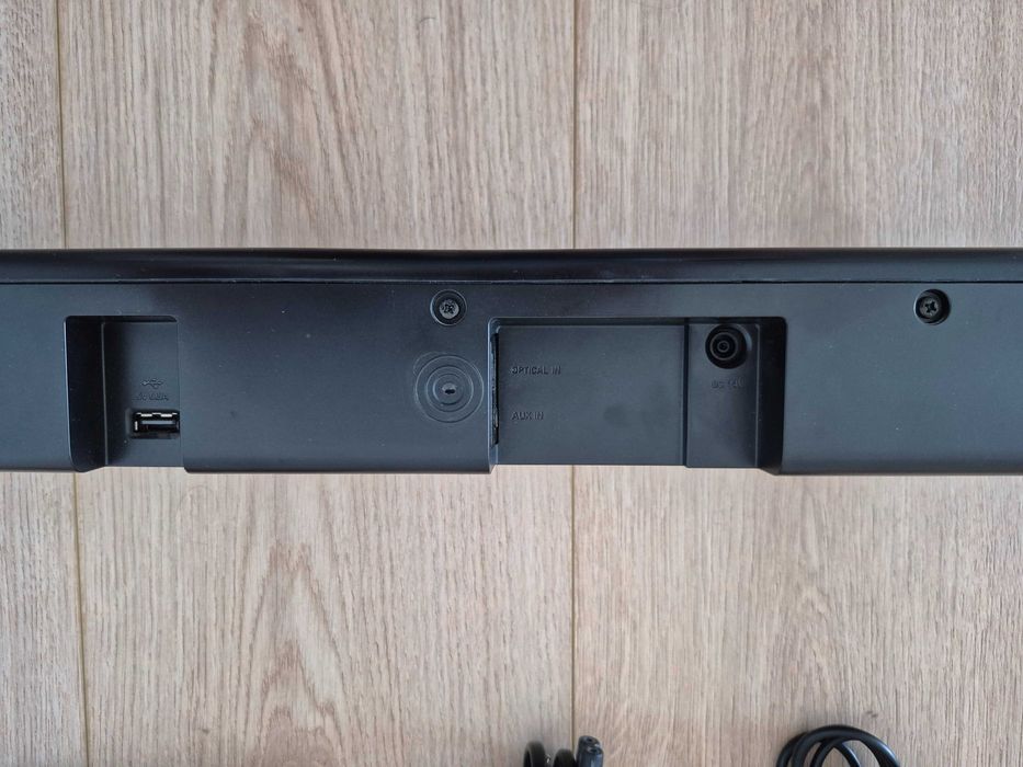 Soundbar Samsung HW-J250 com Bluetooth, comando e cabos