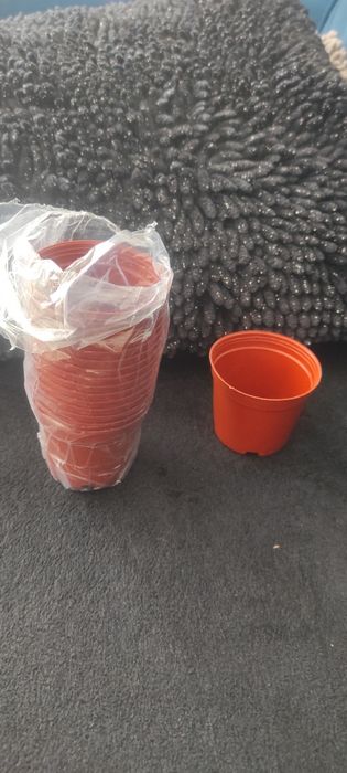 Małe doniczki 6 -7 cm 16 sztuk