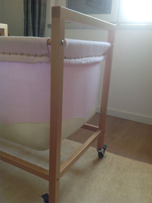 Mini-cama bebé com uma forra de menino ou menina