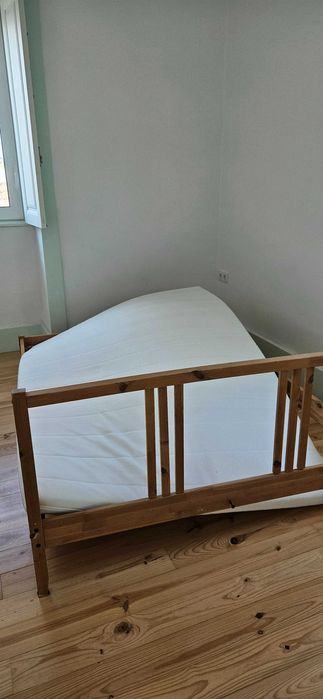 Cama casal ikea com colchão (falta apenas o estrado), só aceito pagamento em dinheiro (presencial)