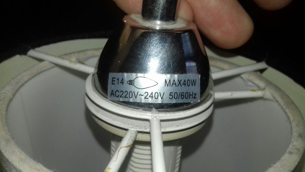 Lampa sufitowa z gwintem E14.