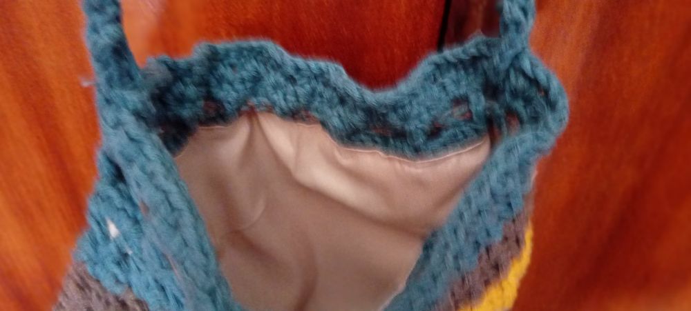 Mala feita em crochet