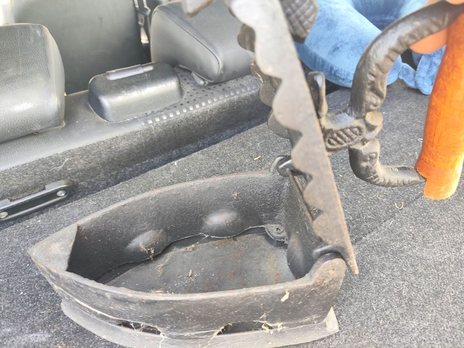 Ferro de engomar a carvão antigo em ferro e madeira