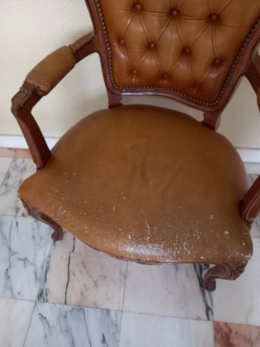 Cadeira bergere (luis XV), em couro