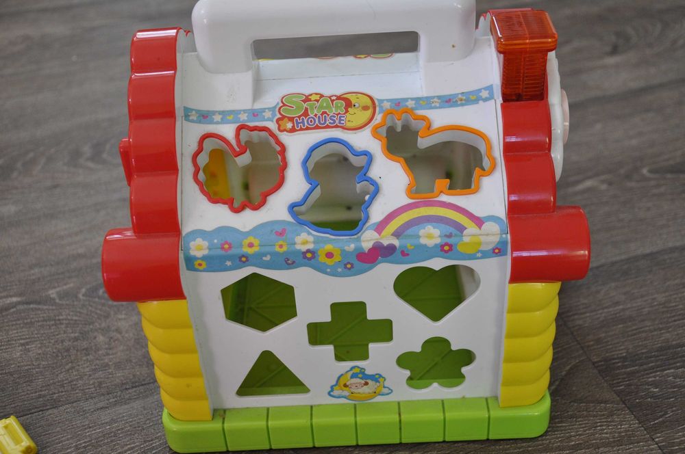 Domek edukacyjny z melodyjką pianinko klocki sorter