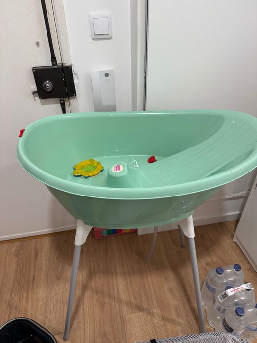 Baby bath tub with stand and thermometer excellent condition