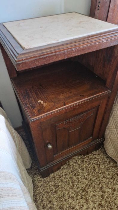 Mesa de cabeceira Tampo em Mármore