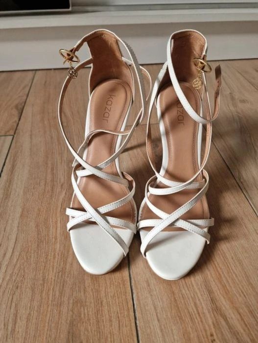 Nowe sandałki na szpilce Kazar, rozm. 39, kość słoniowa