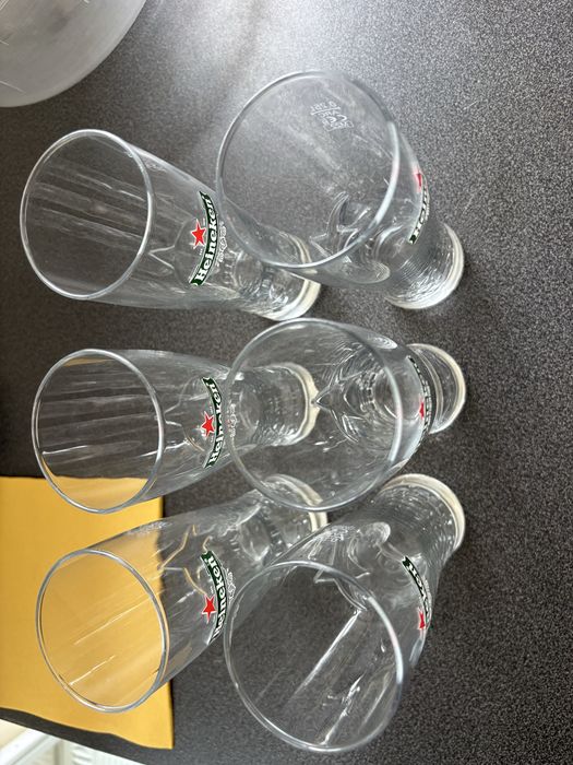 Varios copos de cerveja